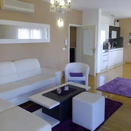 伊莲娜别墅酒店 公寓 *